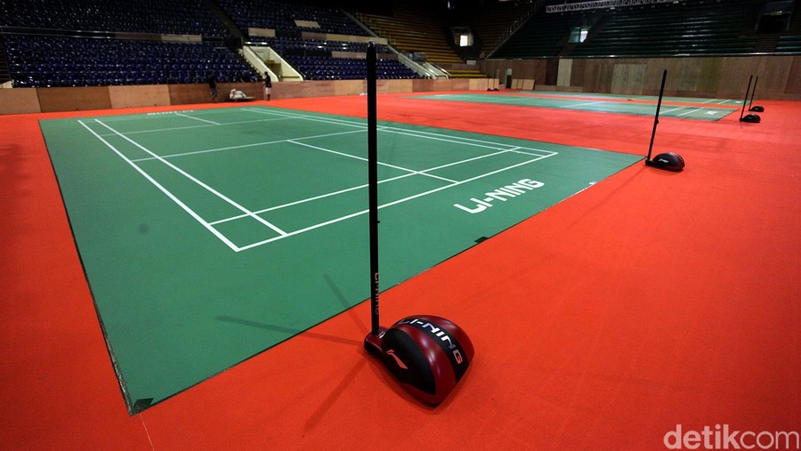 Istora Senayan Berbenah Jelang Kejuaraan Dunia Jelang dihelatnya Kejuaraan Dunia Bulu Tangkis pada tanggal 10-16 Agustus 2015 mendatang, Istora Senayan, Jakarta, terus melakukan pembenahan dan persiapan. Persiapan pun terus dilakukan oleh para pekerja, di Istora Senayan, Jakarta, Kamis (06/08/2015), guna memenuhi standar Federasi Bulu Tangkis Dunia (BWF). Rengga Sancaya/detikcom.