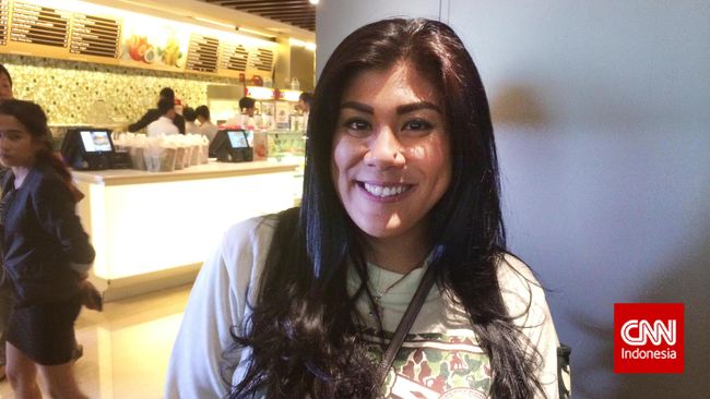 "Waktu nyisir dengan garpu tidak diomeli oleh Mama, cuma beliau nanya saya ini kenapa," lanjut Regina sembari tertawa.