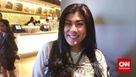 Tiru Ariel, Regina 'Idol' Bersisir dengan Garpu Makan