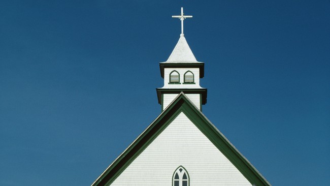 Sebulan lamanya para demonstran berdemo di atap gereja untuk mempertahankan lambang salib di atas gereja itu.