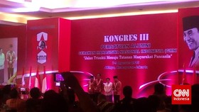 Soekarwo Beri Minum Jokowi di Panggung Kongres III PA GMNI
