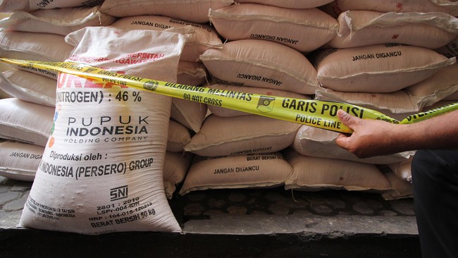 Polisi menangkap empat pelaku penimbunan pupuk bersubsidi seberat hampir 50 ton di Makassar. 