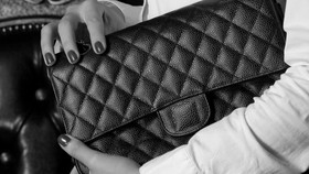 Mabes Polri Sita Ribuan Produk Chanel Palsu di Jakarta