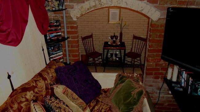 Tamu yang menginap di Hotel Crypt dapat beristirahat di ruang bawah tanah yang menyimpan peninggalan imam Katolik seratus tahun lalu. 