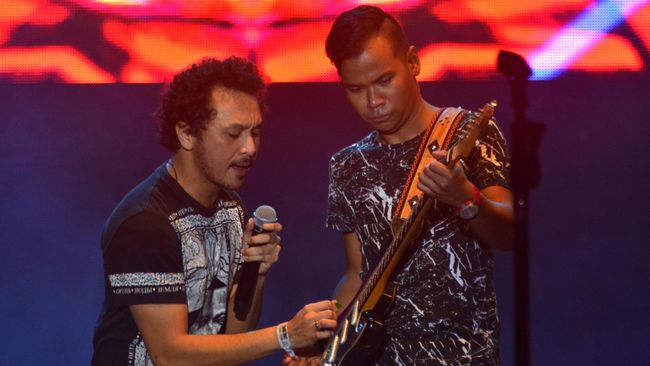 Nidji menelurkan album setelah lima tahun tak merilis apa pun. Album dengan bantuan banyak musisi itu diberi judul Love, Fake & Friendship.