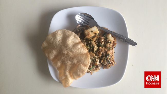 Di satu sudut restoran, seorang nenek terlihat duduk tenang di atas kursi putih panjang, menyantap sepiring lotek di restoran Kalipah Apo, Bandung.