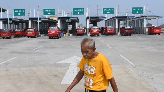Calon penumpang berjalan di area Terminal Terpadu Pulogebang, Jakarta, Jumat (7/8). Terminal yang luasnya mencapai 14,5 hektar itu masih sepi calon penumpang. ANTARA FOTO/Hafidz Mubarak A./ama/15