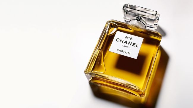 Chanel, sebuah merek berkelas yang masuk jajaran elit tata busana dunia. Kini kepolisian sedang memburu para produsen pemalsu Chanel di Indonesia.