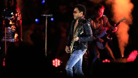 Hillary Clinton Tertarik Melihat Video Insiden Lenny Kravitz