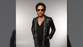 Manajemen Lenny Kravitz Berang Setelah Insiden Celana Robek