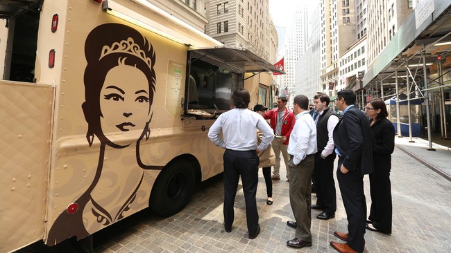 Seringkali pertanyaan yang muncul bagi para pemula adalah: mau berusaha atau berbisnis apa sewaktu kuliah. Bagaimana kalau bisnis food truck?
