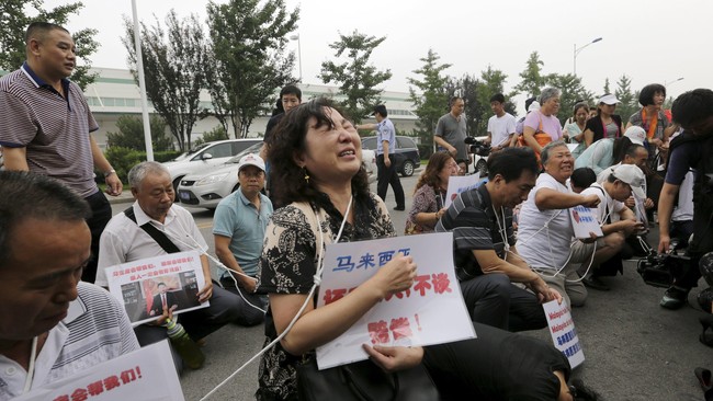Keluarga korban pesawat Malaysia Airlines MH370 asal China memohon agar pihak berwenang melanjutkan pencarian pesawat yang menghilang dua tahun lalu.