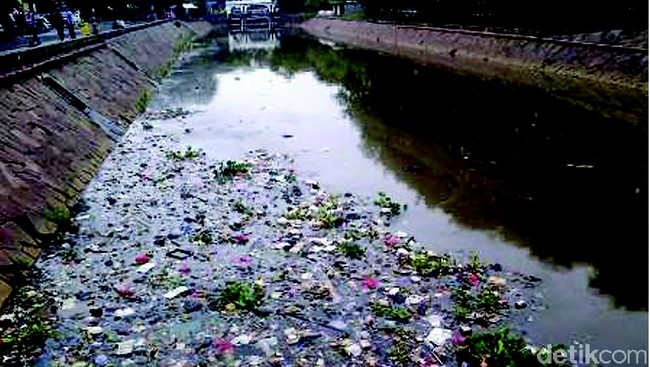 Selain banyaknya sampah, upaya peningkatan sektor pariwisata dan keamanan merupakan 'PR lama' bagi Budi Utomo, Bupati Kepulauan Seribu yang baru.