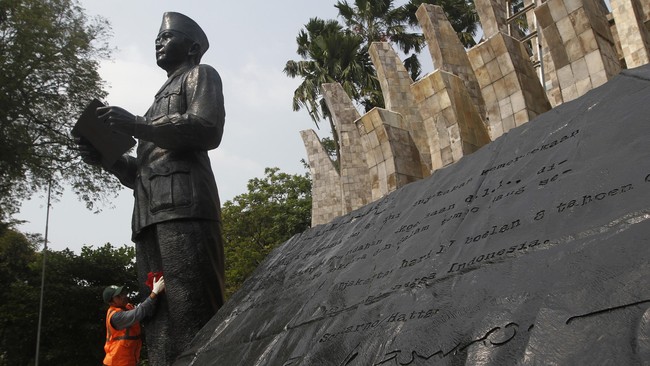 Menteri Kebudayaan Fadli Zon menggarap proyek penulisan sejarah resmi Indonesia dengan melibatkan sekitar 100 sejarawan.