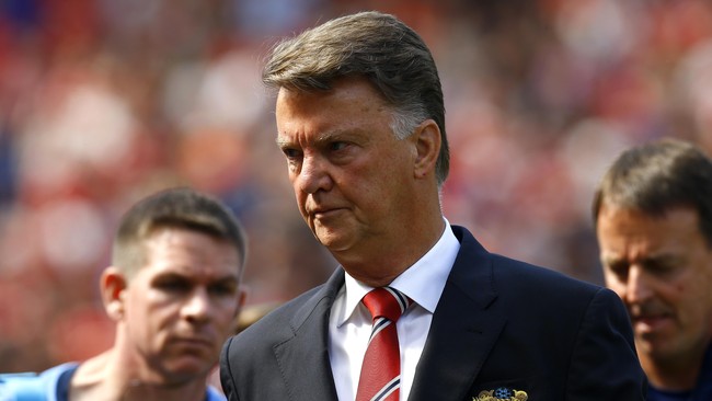 Louis van Gaal menilai media massa Inggris memberitakan dengan tak adil antara timnya, Manchester United dengan rival sekota, Manchester City.