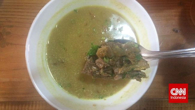 Di tengah jajaran tempat makan Sunda dan mancanegara yang sepi di sepanjang Jalan Buah Batu, Bandung, ada satu restoran asal Garut justru dipadati pengunjung.