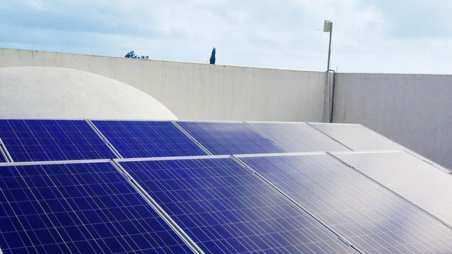 Energi terbarukan dinilai bisa membuat APBN bengkak lagi untuk subsidi. Pilihan lainnya, konsumen bisa berpotensi menanggung TDL lebih mahal.