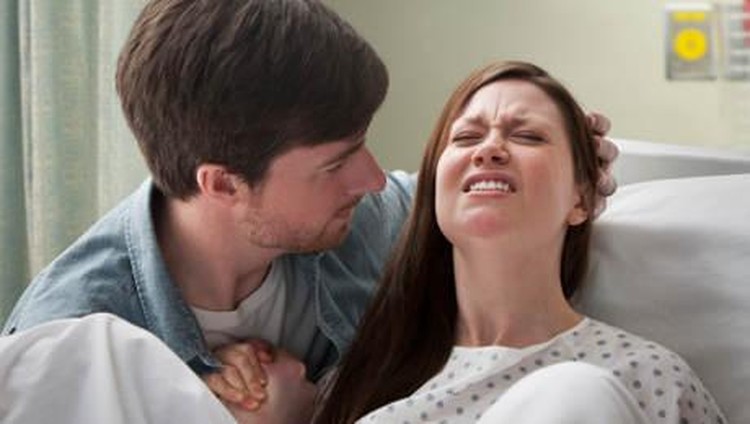 Peran suami untuk meredakan nyeri melahirkan istri bisa dilakukan sesimpel menggenggam tangannya lho.