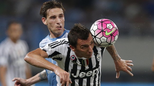 Juventus merebut trofi pertamanya musim ini setelah mengalahkan Lazio 2-0 pada ajang Piala Super Italia 2015 di Stadion Shanghai, China, Sabtu (8/9).