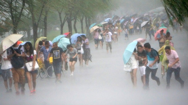 Topan Soudelor berkecepatan 200 km per jam melanda Taiwan sejak Sabtu pagi, mengakibatkan jutaan rumah mati listrik dan menewaskan empat orang.