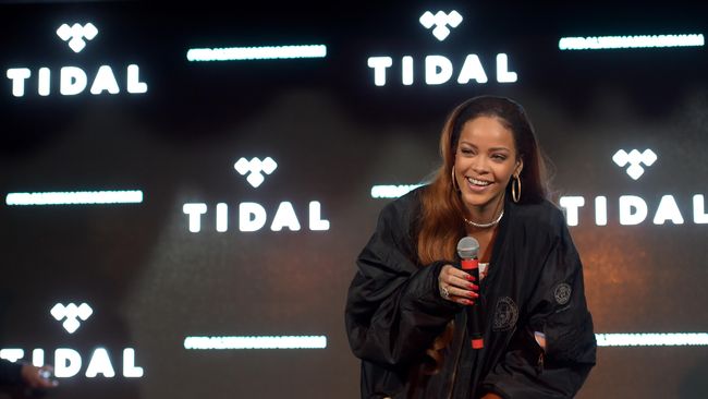 Menyadari penampilan dan penggemarnya berbeda, Rihanna tak ingin tampil bersama Taylor Swift yang disebutnya tokoh panutan.