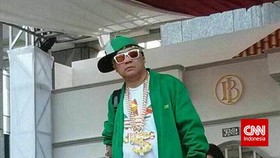 Gaya Gubernur Bank Indonesia Berdandan 'Rapper'