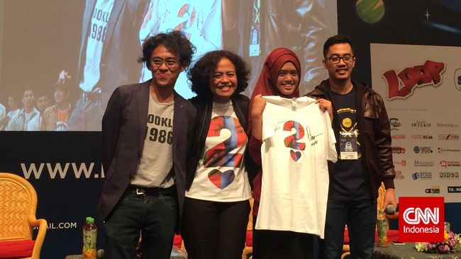 Kaus berlogo film AADC 2 yang dibubuhi tanda tangan Dian Sastrowardoyo dan Nicholas Saputra ditawar Rp3,5 juta oleh "Dian Sastro."
