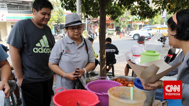 "Lauknya enak, nasi uduknya juga enak," kata Menteri Luar Negeri Retno Marsudi.