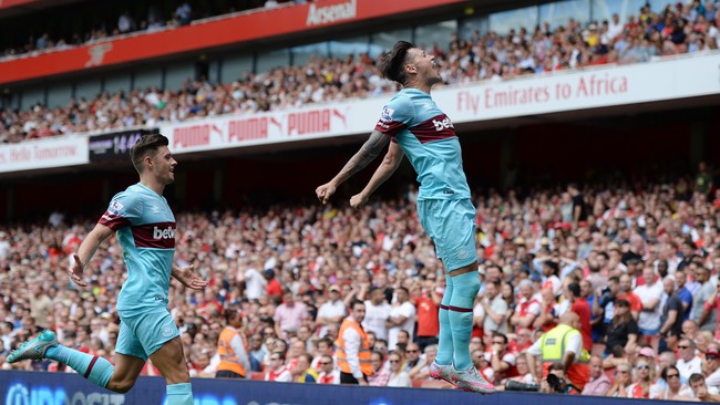 Sebuah kesalahan yang dilakukan Petr Cech mewarnai laga Arsenal vs West Ham United yang berakhir dengan kemenangan 2-0 untuk The Hammers.