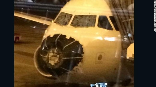 Pesawat Delta Flight terpaksa mendarat darurat di bandara terdekat setelah rusak akibat hantaman hujan es.