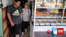 Akhir Pekan, Menteri Retno Beli Sarapan di Pinggir Jalan