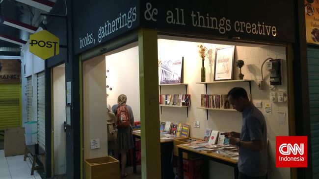 Buku independen, penulis pemula, diwadahi oleh POST. Sebuah gerai buku berwarna cerah di tengah denyut Pasar Santa, Jakarta.