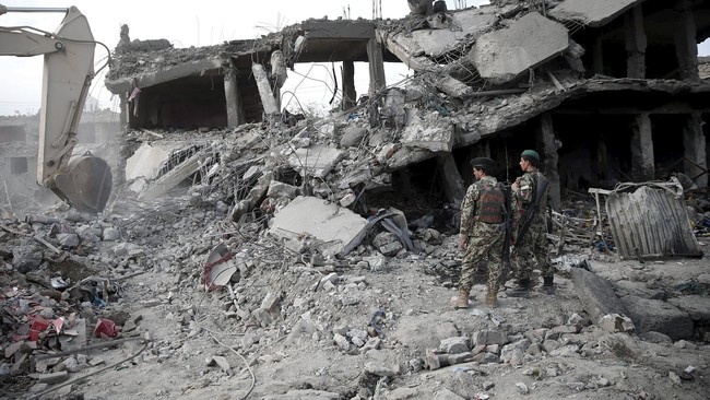 Serangan Taliban mengincar kamp militer dan akademi polisi di Kabul pada Jumat, menewaskan lebih dari 50 orang.