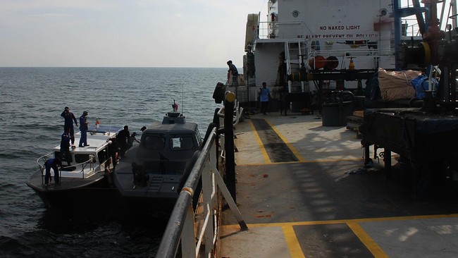 Kepolisian maritim Puntland membebaskan kapal tanker dan delapan sandera dari perompak Somalia dengan "memberikan tawaran yang tidak bisa mereka tolak."