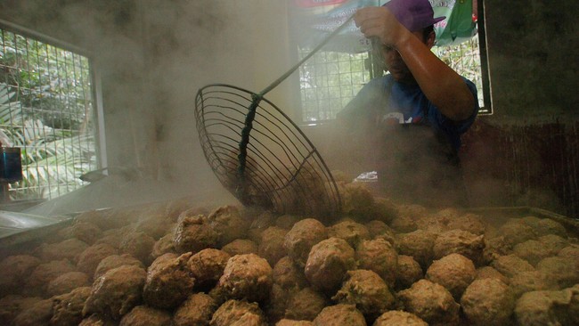 Pemogokan para pedagang daging sapi di beberapa pasar di Jabodetabek membuat pedagang baso daging sapi kesulitan mendapatkan bahan baku. 