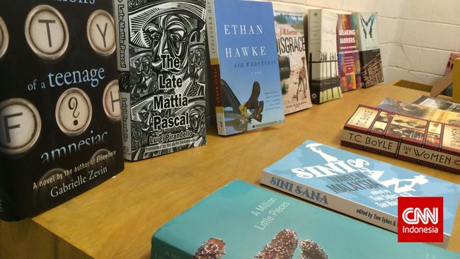 Seperti di Indonesia, selebriti Hollywood pun ingin mengabadikan namanya dalam sebuah buku. Ada yang menulis kisahnya sendiri, ada pula yang menciptakan novel.