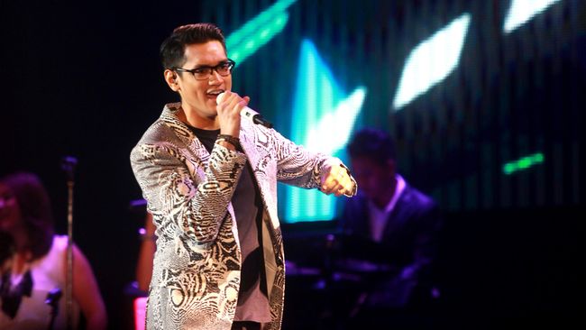 Janji Afgansyah Reza untuk menampilkan sisi lainnya di konser Sides terbukti tadi malam (14/5) di Bandung.