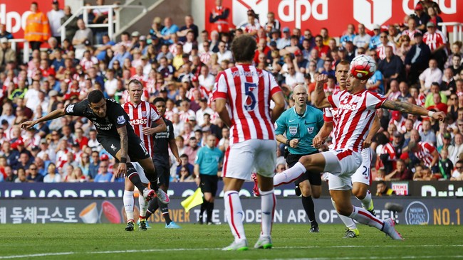 Liverpool berhasil meraih kemenangan pertama mereka di Liga Primer musim 2015/16 setelah unggul tipis 1-0 atas Stoke City di Stadion Britannia, Minggu (9/8).