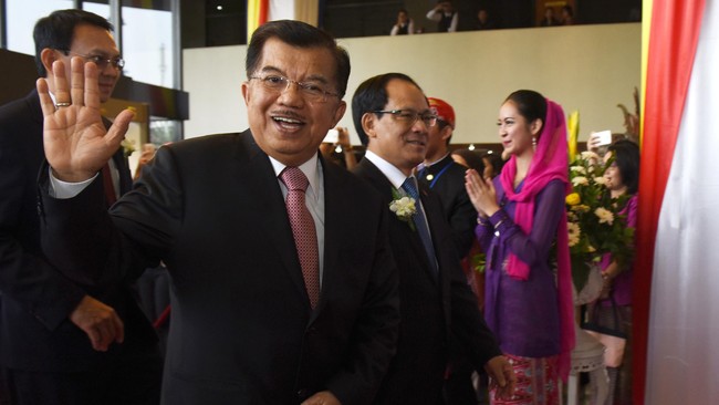 Wakil Presiden Jusuf Kalla kemarin dipasangi satu ring di jantungnya. Ia menginap semalam di Rumah Sakit Cipto Mangunkusumo, dan telah dijenguk Presiden Jokowi.