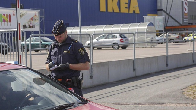 Meski ancaman untuk meledakan IKEA Alam Sutera tidak terbukti, Tim Gegana masih melakuka penyisiran di semua sudut pusat perbelanjaan itu.