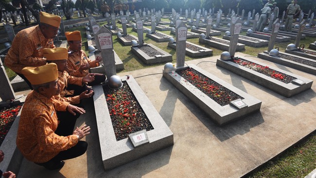 Penelitian yang disponsori pemerintah Belanda mengakui kekerasan ekstrempada 1945-1950 yang menewaskan 100 ribu rakyat Indonesia. PM Belanda pun meminta maaf.