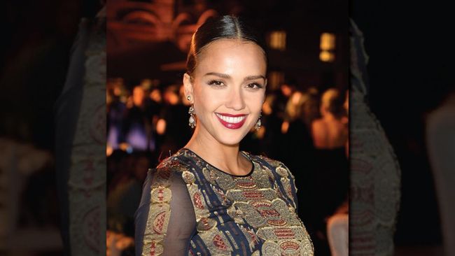 Selebriti Hollywood, di antaranya Jessica Alba dan Nicole Richie, sedang keranjingan dengan topeng LED anti-penuaan yang mudah dipakai ini.