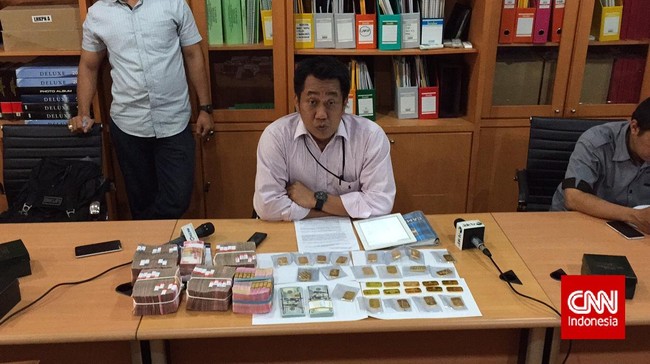 Perwira polisi berpangkat ajun komisaris besar polisi diduga memeras pengusaha karaoke di Bandung sebesar Rp 5 miliar.