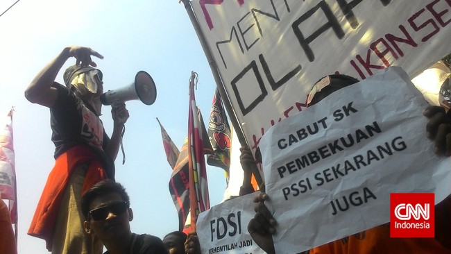 "Jakmania juga harus paham bahwa yang menghentikan kompetisi itu operator, PT Liga dan PSSI lho, bukan pemerintah."