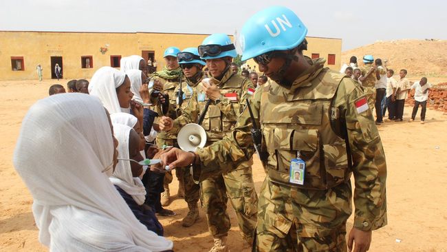 Pasukan TNI di Sudan mendapatkan penghargaan dari Unamid. (ANTARAFOTO/Puspen TNI-Lettu Laut (KH) Eldhira Respati)