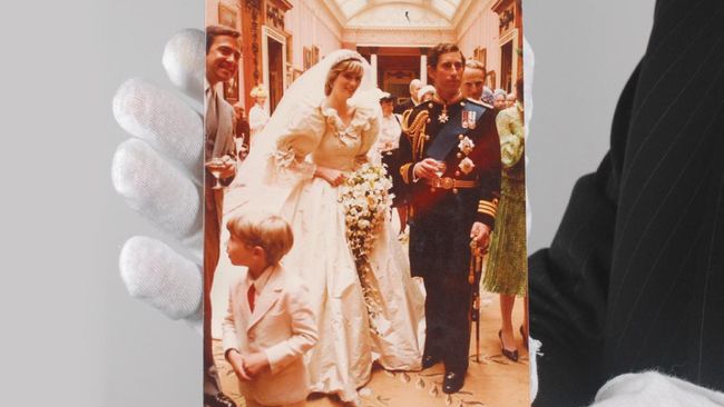 Meski sudah 40 tahun namun pernikahan Puteri Diana dan Pangeran Charles masih menyimpan 'pesan rahasia,' salah satunya di sepatu pernikahan Diana. 