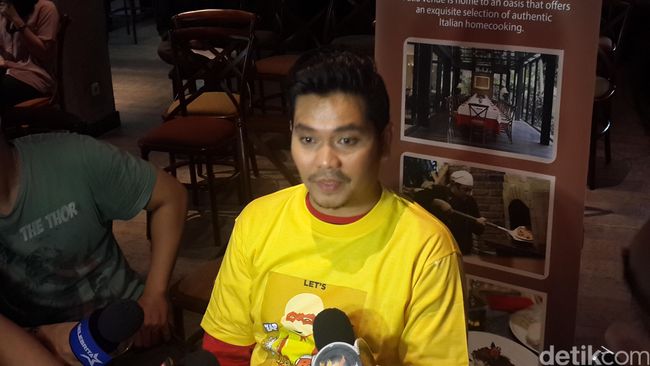 Putri Indra Bekti masih berusia tiga tahun, namun sudah akrab dengan gawai. Bekti tak melarang karena kadang gawai juga bisa jadi media pembelajaran anak.