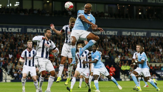 Manchester City memuncaki klasemen sementara Liga Primer Inggris 2015/2016 berkat kemenangan 3-0 atas West Bromwich Albion di Stadion The Hawthorns.
