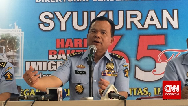 Ditjen Imigrasi akan melacak keberadaan staf Ahok itu. Di sisi lain, pemilik PT Agung Sedayu Group, Sugianto Kusuma alias Aguan, tercatat ada di Indonesia.