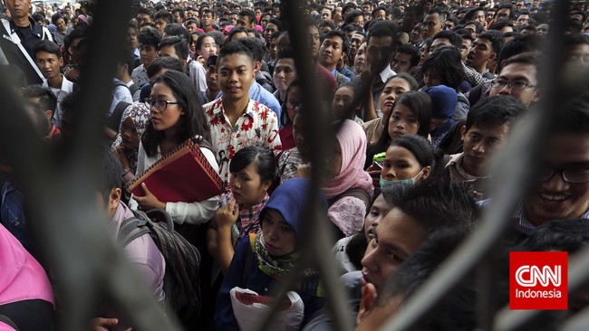 Sejumlah ekonom menilai pertumbuhan ekonomi saat ini tak mampu menjadi solusi permasalahan tingkat pengangguran terbuka di Indonesia.